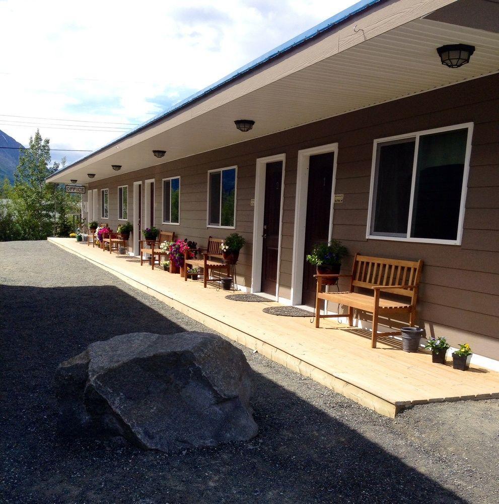 Parkside Inn Haines Junction Exterior foto