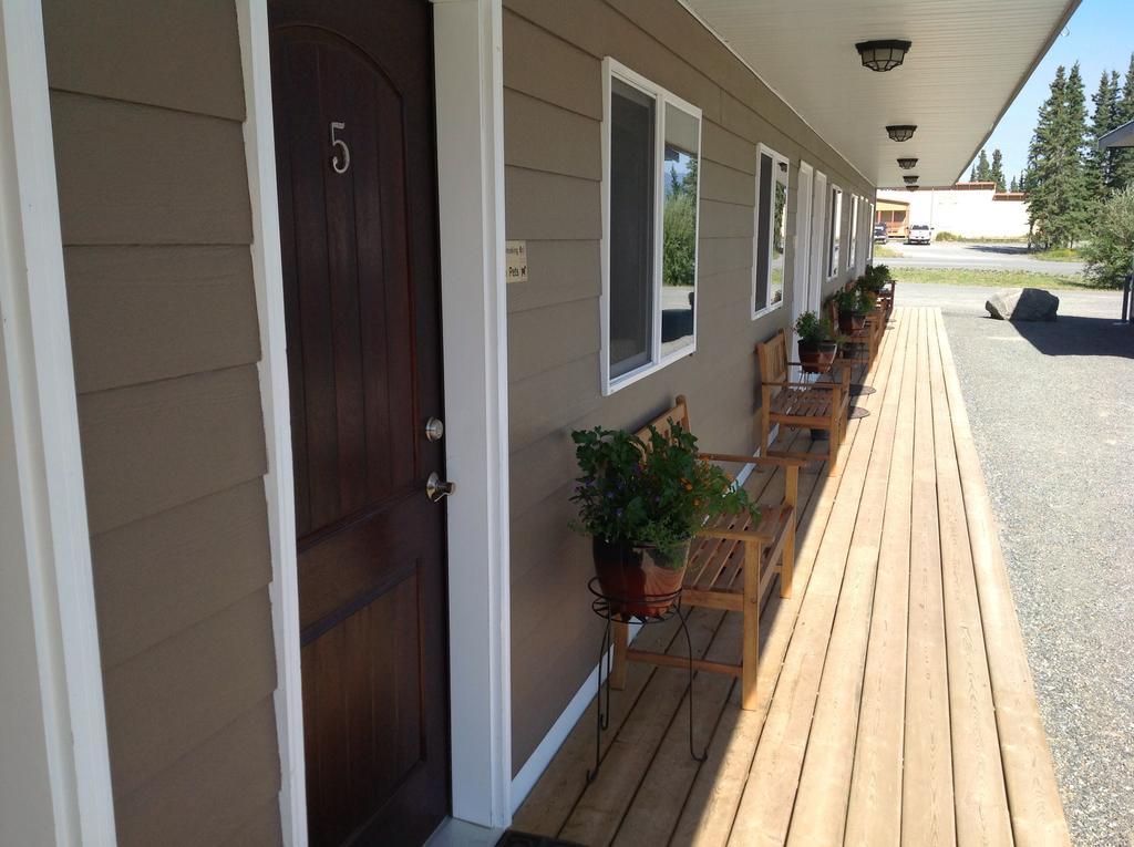 Parkside Inn Haines Junction Exterior foto