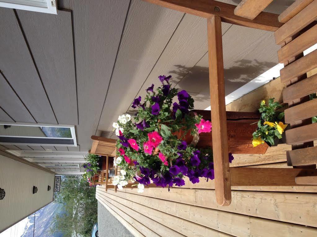 Parkside Inn Haines Junction Exterior foto